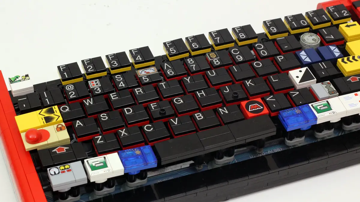 Ce clavier mécanique est doté d’accessoires LEGO
